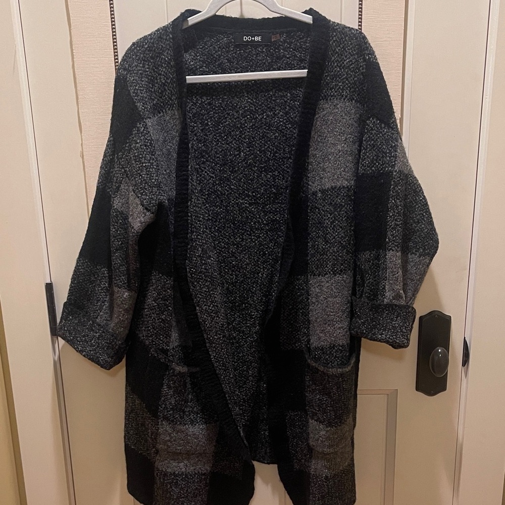 DO+BE Women's Plaid Black and Gray Cardigan with pockets
